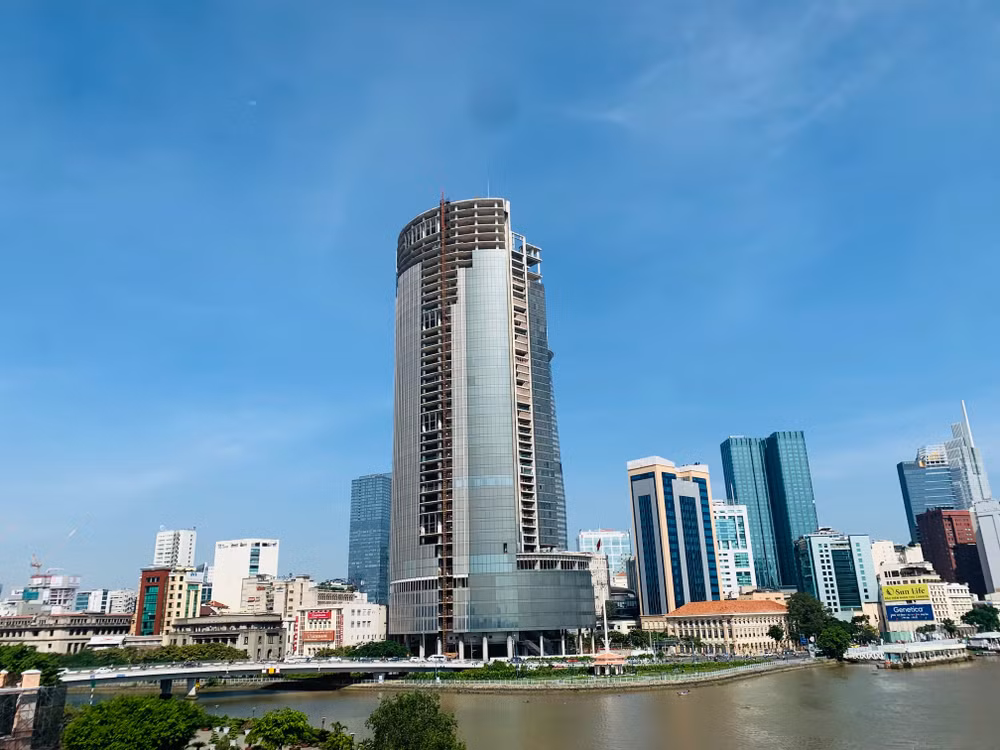 Một dự án nhà ở xây dựng dở dang nhiều năm tại trung tâm Thành phố Hồ Chí Minh.