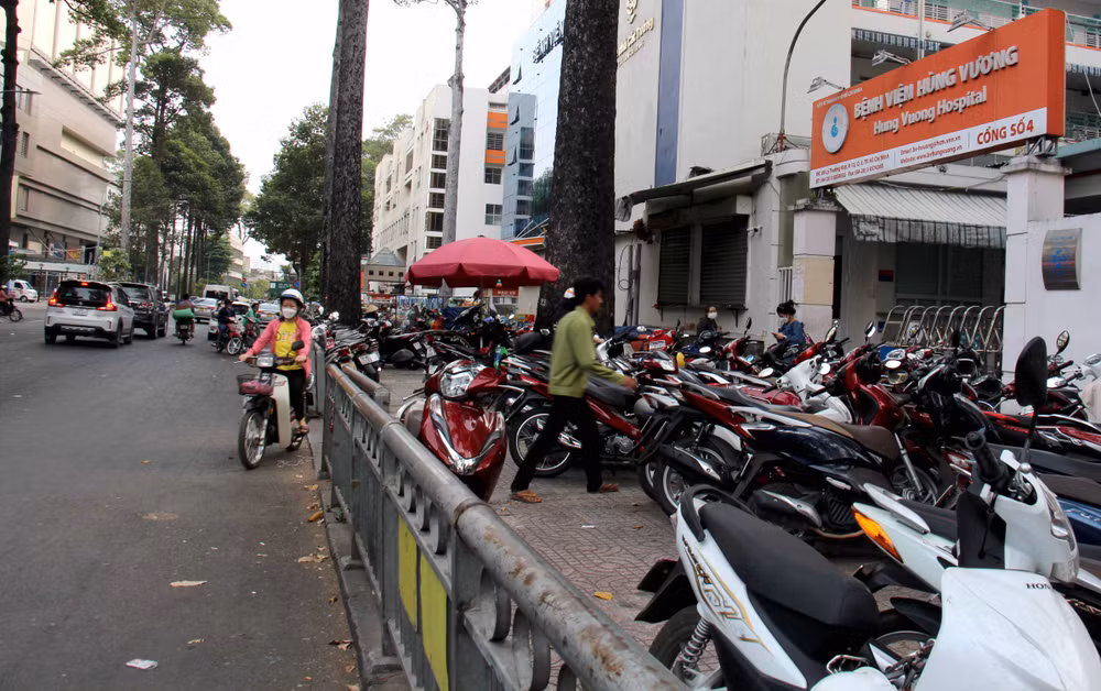 Vỉa hè trước Bệnh viện Hùng Vương là bãi giữ xe. Vỉa hè trước Bệnh viện Hùng Vương là bãi giữ xe.