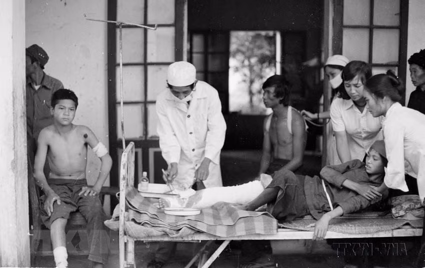 Bác sĩ cứu chữa vết thương cho học sinh trường Phổ thông cơ sở xã Quyết Tiến, huyện Quản Bạ, tỉnh Hà Tuyên bị trúng mảnh đạn pháo trong khi đang vui chơi. (Ảnh: Hứa Kiểm/TTXVN) Bác sĩ cứu chữa vết thương cho học sinh trường Phổ thông cơ sở xã Quyết Tiến, huyện Quản Bạ, tỉnh Hà Tuyên bị trúng mảnh đạn pháo trong khi đang vui chơi. (Ảnh: Hứa Kiểm/TTXVN)