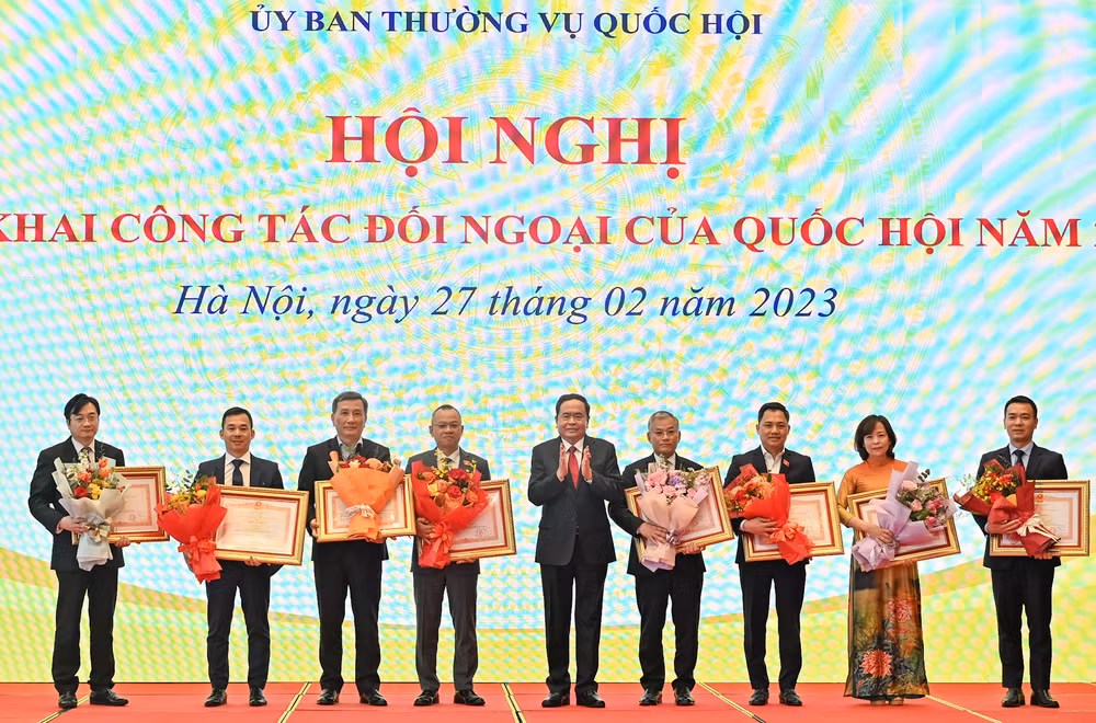 Phó Chủ tịch Thường trực Quốc hội Trần Thanh Mẫn trao Bằng khen của Thủ tướng Chính phủ cho các tập thể và cá nhân. Phó Chủ tịch Thường trực Quốc hội Trần Thanh Mẫn trao Bằng khen của Thủ tướng Chính phủ cho các tập thể và cá nhân.