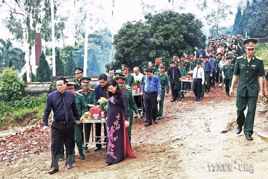 Hàng nghìn thanh niên trai tráng, bộ đội, quân và dân ta đã ngã xuống trong Cuộc chiến đấu bảo vệ biên giới phía bắc để bờ cõi biên cương được bình yên, để Tổ quốc không còn chiến tranh, máu, nước mắt và đau thương. Trong ảnh: Lễ truy điệu, an táng hài cốt các liệt sĩ tại Nghĩa trang liệt sĩ Quốc gia Vị Xuyên, Hà Giang (11/7/2017). (Ảnh: Minh Tâm/TTXVN) Hàng nghìn thanh niên trai tráng, bộ đội, quân và dân ta đã ngã xuống trong Cuộc chiến đấu bảo vệ biên giới phía bắc để bờ cõi biên cương được bình yên, để Tổ quốc không còn chiến tranh, máu, nước mắt và đau thương. Trong ảnh: Lễ truy điệu, an táng hài cốt các liệt sĩ tại Nghĩa trang liệt sĩ Quốc gia Vị Xuyên, Hà Giang (11/7/2017). (Ảnh: Minh Tâm/TTXVN)