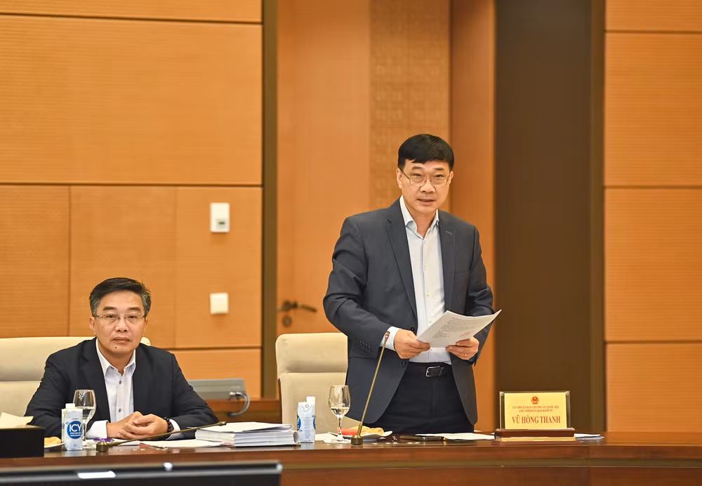 Chủ nhiệm Ủy ban Kinh tế Vũ Hồng Thanh trình bày báo cáo tại buổi làm việc.