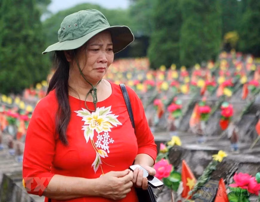 Các thế hệ người Việt Nam hôm nay và mai sau không được quên lãng những bài học của lịch sử, không bao giờ quên những người đã đổ máu để giữ cho biên cương được bình yên, để làm nên tên tuổi của một dân tộc anh hùng. (Ảnh: Thanh Tùng/TTXVN) Các thế hệ người Việt Nam hôm nay và mai sau không được quên lãng những bài học của lịch sử, không bao giờ quên những người đã đổ máu để giữ cho biên cương được bình yên, để làm nên tên tuổi của một dân tộc anh hùng. (Ảnh: Thanh Tùng/TTXVN)