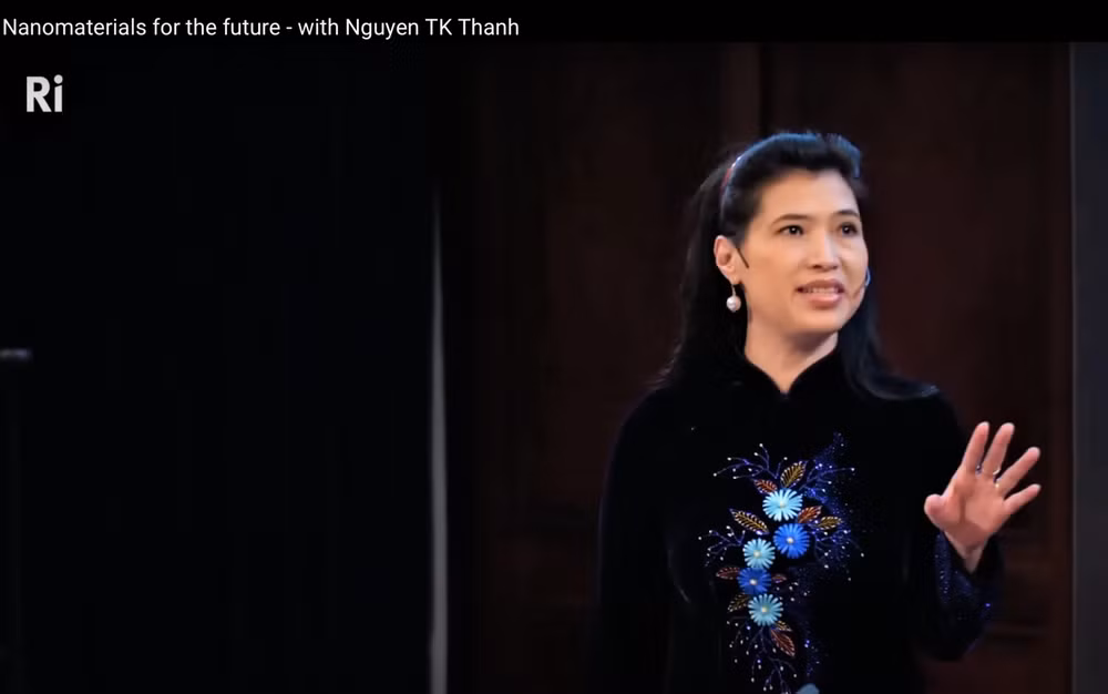 Giáo sư Nguyễn Thị Kim Thanh giảng bài trong chương trình thuyết giảng khoa học lâu đời và nổi tiếng thế giới Friday Evening Discourses (FED) của Viện Hoàng gia Vương quốc Anh (Ri). (Ảnh: TTXVN)