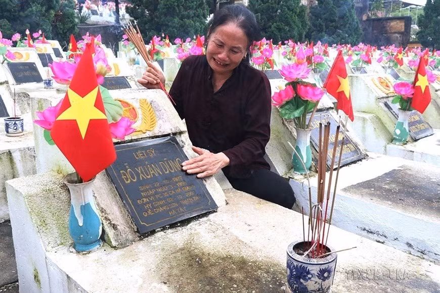 Thân nhân liệt sĩ hy sinh trong cuộc chiến đấu bảo vệ biên giới phía bắc đến thắp hương tại Nghĩa trang liệt sĩ Quốc gia Vị Xuyên, Hà Giang (11/7/2017). (Ảnh: Minh Tâm/TTXVN) Thân nhân liệt sĩ hy sinh trong cuộc chiến đấu bảo vệ biên giới phía bắc đến thắp hương tại Nghĩa trang liệt sĩ Quốc gia Vị Xuyên, Hà Giang (11/7/2017). (Ảnh: Minh Tâm/TTXVN)