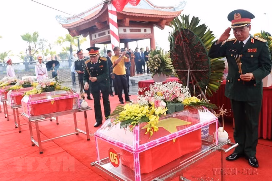 Nhắc lại sự thật lịch sử về cuộc chiến đấu bảo vệ biên giới phía bắc là dịp để chúng ta tôn vinh, tri ân những người đã ngã xuống vì nền độc lập, tự do của Tổ quốc. Trong ảnh: Thượng tướng Đỗ Căn, Phó Chủ nhiệm Tổng cục Chính trị Quân đội nhân dân Việt Nam thắp hương tưởng niệm trước hài cốt các liệt sĩ hy sinh trong Cuộc chiến đấu bảo vệ biên giới phía bắc, được đưa về an táng tại Nghĩa trang liệt sĩ quốc gia Vị Xuyên, tỉnh Hà Giang (26/11/2022). (Ảnh: Minh Tâm/TTXVN) Nhắc lại sự thật lịch sử về cuộc chiến đấu bảo vệ biên giới phía bắc là dịp để chúng ta tôn vinh, tri ân những người đã ngã xuống vì nền độc lập, tự do của Tổ quốc. Trong ảnh: Thượng tướng Đỗ Căn, Phó Chủ nhiệm Tổng cục Chính trị Quân đội nhân dân Việt Nam thắp hương tưởng niệm trước hài cốt các liệt sĩ hy sinh trong Cuộc chiến đấu bảo vệ biên giới phía bắc, được đưa về an táng tại Nghĩa trang liệt sĩ quốc gia Vị Xuyên, tỉnh Hà Giang (26/11/2022). (Ảnh: Minh Tâm/TTXVN)