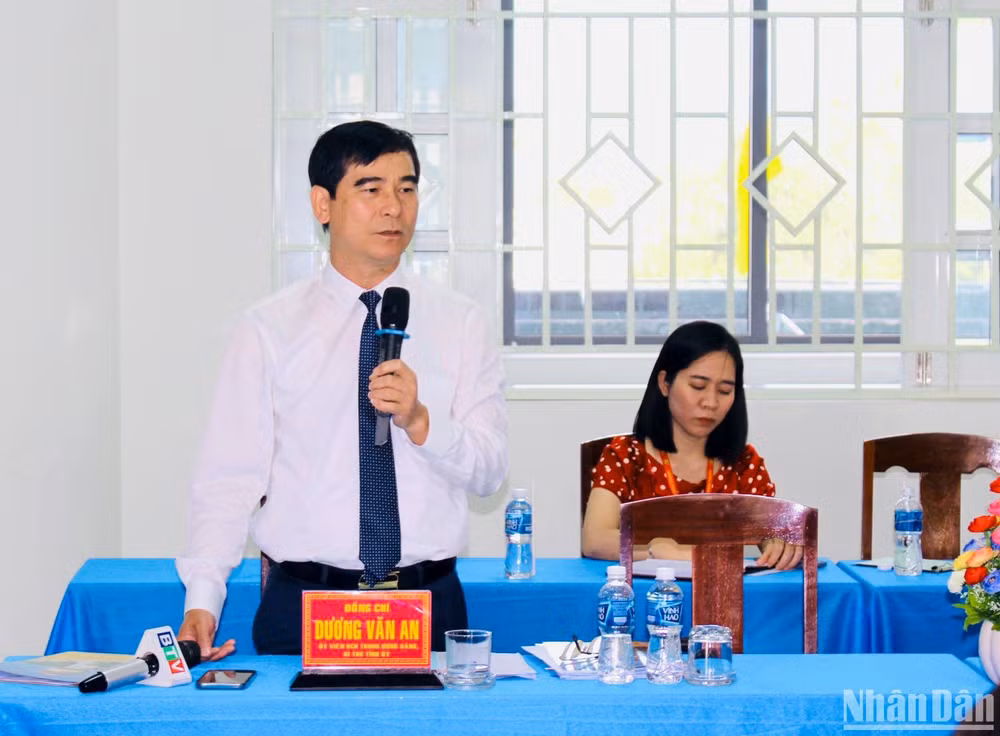 Bí thư Tỉnh ủy Bình Thuận Dương Văn An phát biểu tại buổi Tọa đàm “Giữ trọn lời thề đảng viên” do Trường Chính trị Bình Thuận tổ chức. (Ảnh: Thu Hà)