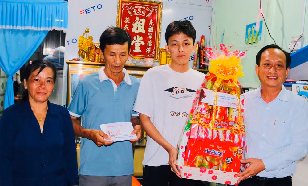Chủ tịch Ủy ban nhân dân tỉnh Bạc Liêu Phạm Văn Thiều đến tận nhà thăm, tặng quà, động viên các gia đình tân binh.