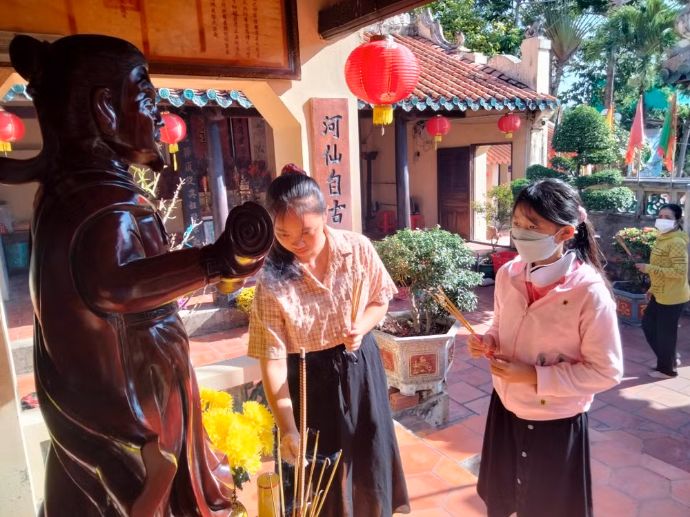 Thắp hương tưởng niệm tại đền thờ Mạc Cửu. Thắp hương tưởng niệm tại đền thờ Mạc Cửu.