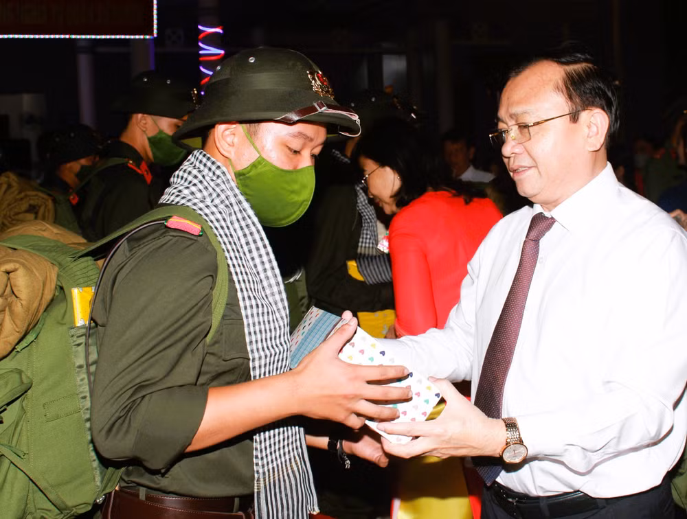 Đồng chí Lê Tấn Cận, Phó Chủ tịch Ủy ban nhân dân tỉnh Bạc Liêu tặng quà các tân binh tại buổi lễ sáng nay (9/2).