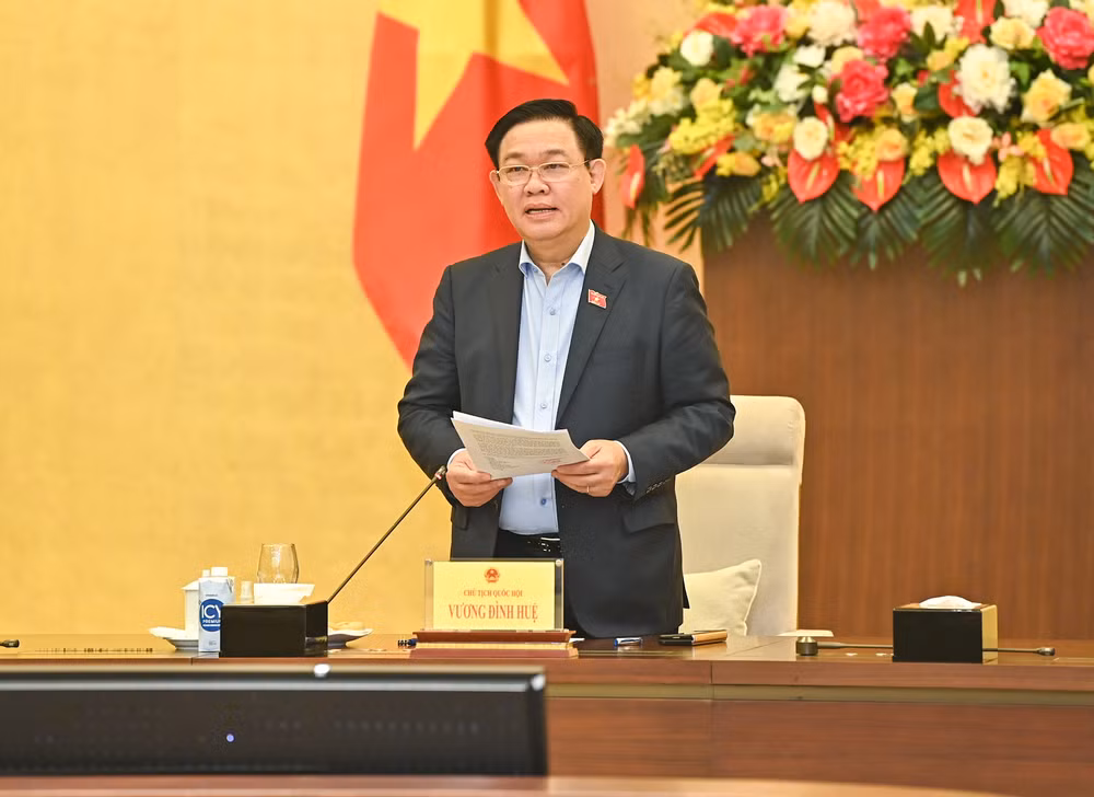 Chủ tịch Quốc hội Vương Đình Huệ phát biểu ý kiến tại buổi làm việc.