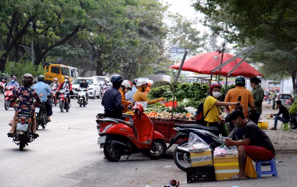 Còn ở tuyến đường số 1 nối đường Nguyễn Hữu Thọ với đường số 3, đường Lê Văn Lương, xã Phước Kiển, huyện Nhà Bè, vốn là đường giúp giảm tải xe vào giờ cao điểm tại đường Nguyễn Hữu Thọ nhiều tháng qua, các xe đẩy đổ về bán hàng rong lấn chiếm hết con đường. Còn ở tuyến đường số 1 nối đường Nguyễn Hữu Thọ với đường số 3, đường Lê Văn Lương, xã Phước Kiển, huyện Nhà Bè, vốn là đường giúp giảm tải xe vào giờ cao điểm tại đường Nguyễn Hữu Thọ nhiều tháng qua, các xe đẩy đổ về bán hàng rong lấn chiếm hết con đường.