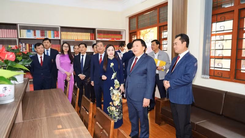 Đồng chí Nguyễn Xuân Thắng thăm cơ sở vật chất của Trường Chính trị tỉnh Thái Nguyên.