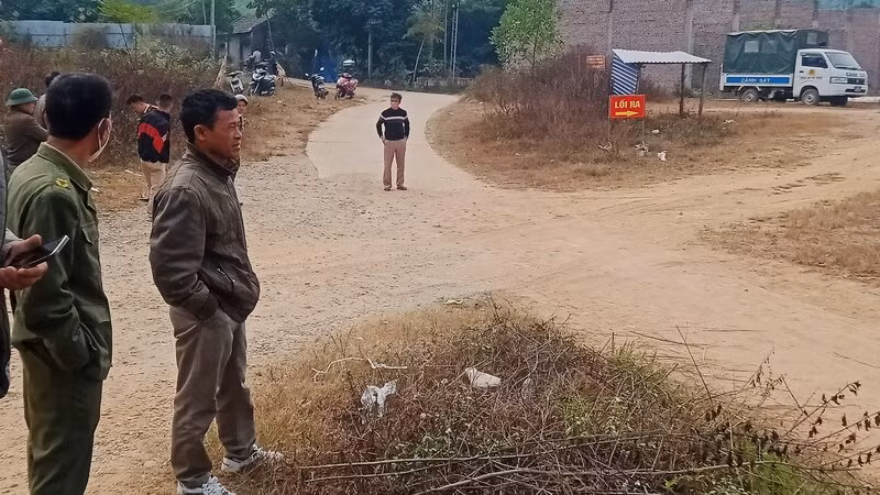 Một số người dân cản trở chủ đầu tư vận chuyển vật liệu, thiết bị thi công đi ngang qua đường dân sinh.