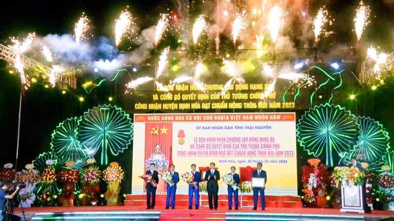 Lãnh đạo tỉnh Thái Nguyên trao quyết định của Thủ tướng Chính phủ công nhận Định Hóa đạt chuẩn nông thôn mới.
