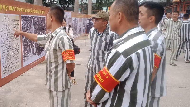 Trưng bày tư liệu, sách về 80 năm thành lập Quân đội nhân dân Việt Nam tại Trại giam Phú Sơn 4 sẽ diễn ra đến hết ngày 9/12.