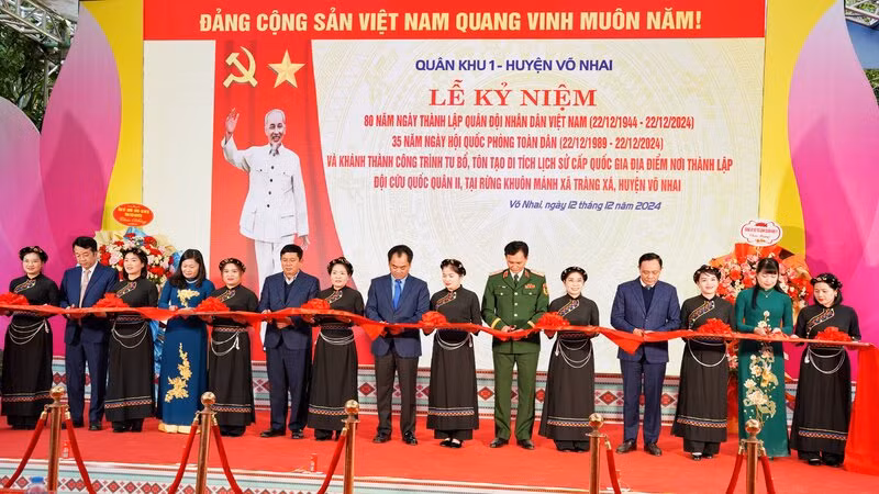 Các đại biểu cắt băng khánh thành công trình tu bổ di tích.