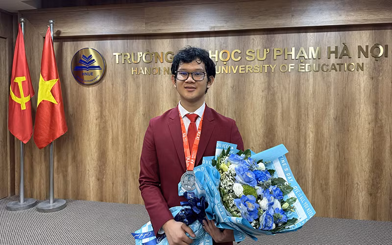Trần Duy cùng tấm Huy chương bạc Olympic Toán quốc tế năm 2024.