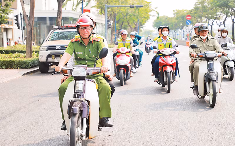 Lực lượng công an cùng nhân dân tham gia hoạt động tuần tra bảo đảm an ninh, trật tự.