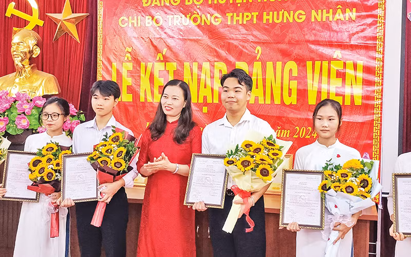 Trao Quyết định kết nạp Đảng viên cho 6 học sinh Trường trung học phổ thông Hưng Nhân, huyện Hưng Hà (tỉnh Thái Bình).