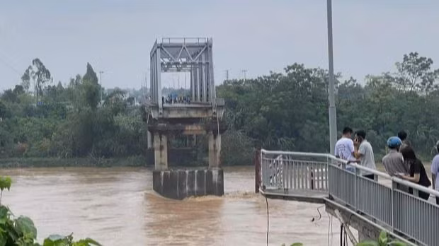 Hiện trường cầu Phong Châu bị sập.