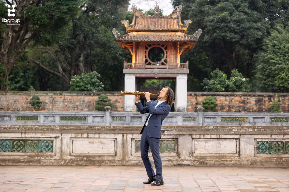 ... và trước Khuê Văn Các (Văn Miếu Quốc Tử Giám) - công trình mang tính biểu tượng của mảnh đất nghìn năm Thăng Long Hà Nội - Nguồn: IB Group