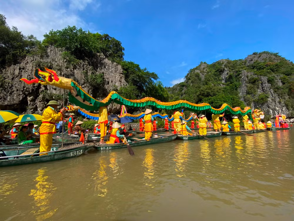 Con sông Ngô Đồng rực rỡ trong lễ hội Sắc vàng Tam Cốc. Ảnh | Bảo Ngọc