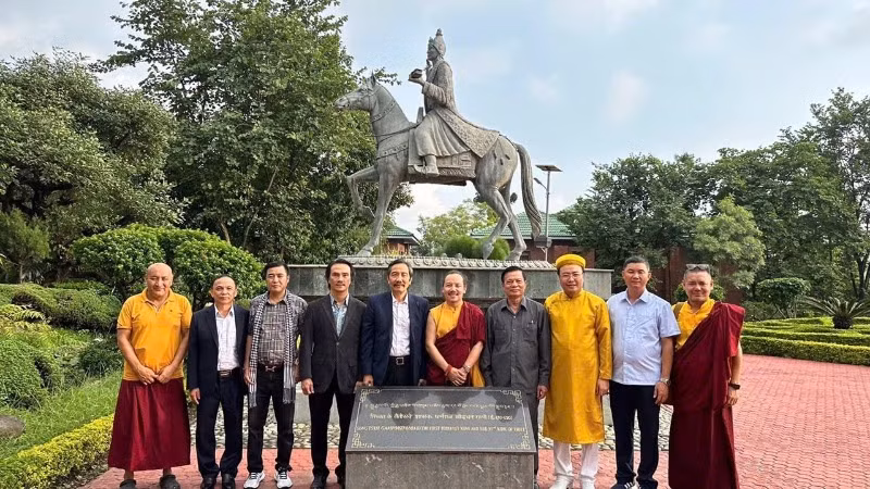 Đoàn đại biểu Hội Hữu nghị Việt Nam-Nepal thăm một cơ sở tôn giáo ở Nepal. (Ảnh: Liên hiệp các tổ chức hữu nghị Việt Nam)