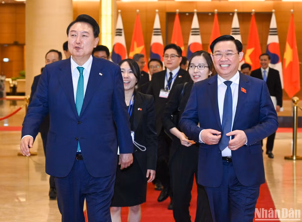 Chủ tịch Quốc hội Vương Đình Huệ trao đổi với Tổng thống Hàn Quốc Yoon Suk Yeol sau khi kết thúc buổi tiếp.