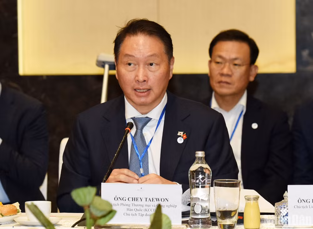 Chủ tịch Phòng Thương mại và Công nghiệp Hàn Quốc (KCCI) Chay Taewon đánh giá cao sự phát triển mạnh mẽ của Việt Nam thời gian qua, cảm ơn sự ủng hộ và tạo điều kiện thuận lợi, tháo gỡ các khó khăn, vướng mắc của Chính phủ và các bộ ngành Việt Nam với các nhà đầu tư Hàn Quốc. Mặc dù chịu ảnh hưởng bởi đại dịch Covid-19, quan hệ hợp tác kinh tế giữa hai nước vẫn phát triển mạnh mẽ với những kết quả ấn tượng. Năm 2022, kim ngạch xuất nhập khẩu song phương đạt gần 87 tỷ USD. Hàn Quốc là nhà đầu tư lớn với gần 82 tỷ USD vốn đăng ký, gần 9,6 nghìn dự án đầu tư trực tiếp còn hiệu lực tại Việt Nam. Chủ tịch Phòng Thương mại và Công nghiệp Hàn Quốc (KCCI) Chay Taewon đánh giá cao sự phát triển mạnh mẽ của Việt Nam thời gian qua, cảm ơn sự ủng hộ và tạo điều kiện thuận lợi, tháo gỡ các khó khăn, vướng mắc của Chính phủ và các bộ ngành Việt Nam với các nhà đầu tư Hàn Quốc. Mặc dù chịu ảnh hưởng bởi đại dịch Covid-19, quan hệ hợp tác kinh tế giữa hai nước vẫn phát triển mạnh mẽ với những kết quả ấn tượng. Năm 2022, kim ngạch xuất nhập khẩu song phương đạt gần 87 tỷ USD. Hàn Quốc là nhà đầu tư lớn với gần 82 tỷ USD vốn đăng ký, gần 9,6 nghìn dự án đầu tư trực tiếp còn hiệu lực tại Việt Nam.