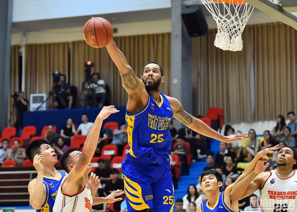 Amir Williams (Ho Chi Minh City Wings) có một trận đấu phòng ngự xuất sắc khi có tới 6 blocks cùng 13 rebounds (bắt bóng bật bảng). Các cầu thủ Thang Long Warriors gặp rất nhiều khó khăn mỗi khi đối đầu với trung phong người Mỹ này.