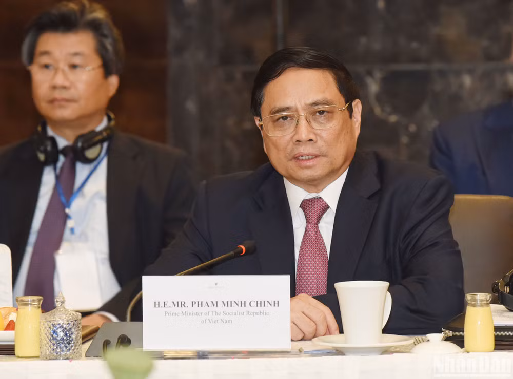 Chiều cùng ngày Thủ tướng Phạm Minh Chính toạ đàm với các hiệp hội doanh nghiệp và tập đoàn lớn của Hàn Quốc nhân chuyến thăm cấp Nhà nước tới Việt Nam của Tổng thống Yoon Suk Yeo. Thủ tướng mong muốn các doanh nghiệp Hàn Quốc tiếp tục tin tưởng và gắn bó với Việt Nam trong quá trình phát triển. Chiều cùng ngày Thủ tướng Phạm Minh Chính toạ đàm với các hiệp hội doanh nghiệp và tập đoàn lớn của Hàn Quốc nhân chuyến thăm cấp Nhà nước tới Việt Nam của Tổng thống Yoon Suk Yeo. Thủ tướng mong muốn các doanh nghiệp Hàn Quốc tiếp tục tin tưởng và gắn bó với Việt Nam trong quá trình phát triển.