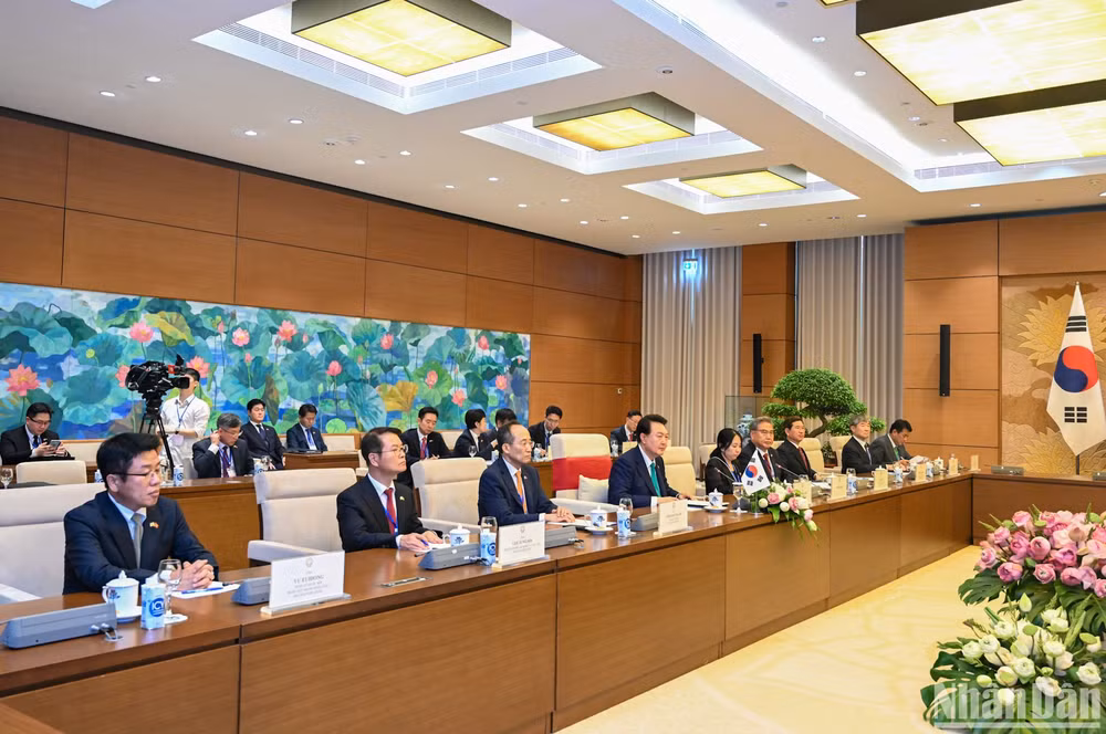 Tổng thống Hàn Quốc Yoon Suk Yeol và các đại biểu Hàn Quốc dự buổi tiếp.