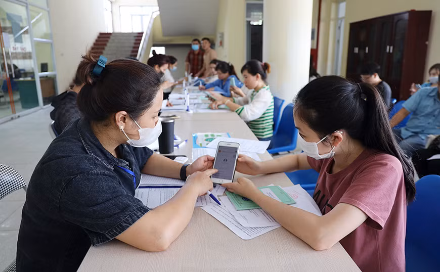 Nhân viên Trung tâm Dịch vụ việc làm tỉnh hướng dẫn người dân đăng ký hồ sơ đề nghị hưởng trợ cấp thất nghiệp trên Cổng dịch vụ công Quốc gia.