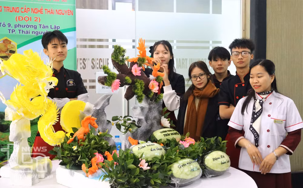 Ẩm thực xứ Trà có nhiều món được các nghệ nhân, đầu bếp lấy lá chè làm gia vị. Ẩm thực xứ Trà có nhiều món được các nghệ nhân, đầu bếp lấy lá chè làm gia vị.
