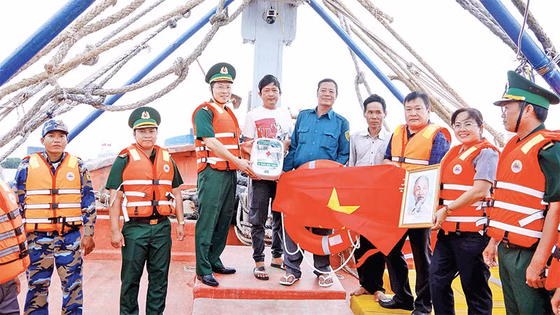Bộ đội Biên phòng và ngành chức năng tỉnh Sóc Trăng tặng ngư dân ảnh Bác Hồ, cờ Tổ quốc, tủ thuốc, áo phao.