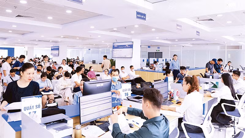 Người dân được tiếp đón, hỗ trợ tận tình khi đến làm việc tại Chi nhánh số 1, Trung tâm Phục vụ hành chính công Hà Nội.