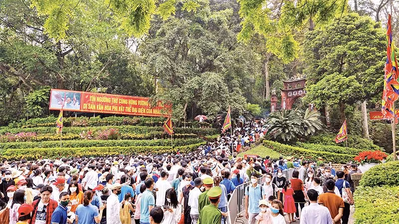 Đông đảo du khách về dâng hương tưởng niệm các Vua Hùng.