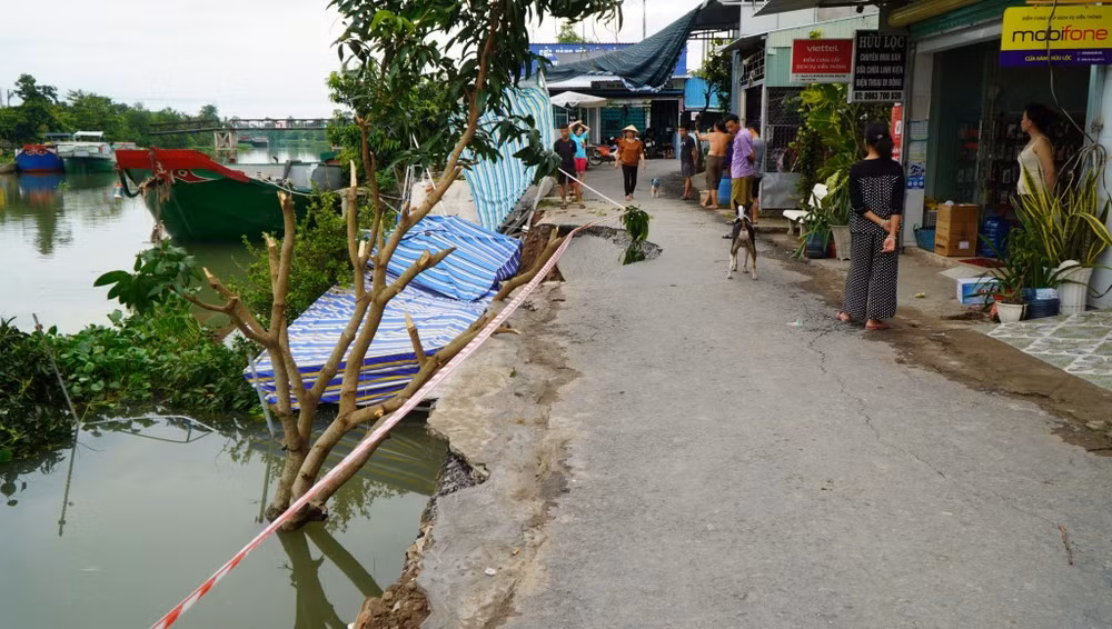 Sạt lở đe dọa nhiều nhà dân tại Đồng Tháp. Ảnh: AN BÌNH