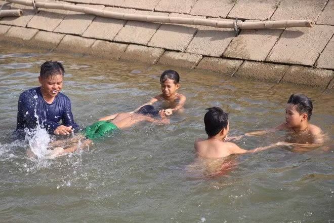 Lớp dạy bơi miễn phí cho trẻ em của thầy giáo Nguyễn Viết Tước (Trường tiểu học và THCS Hải Vĩnh) trên kênh thủy lợi ở xã Hải Hưng, huyện Hải Lăng, Quảng Trị.