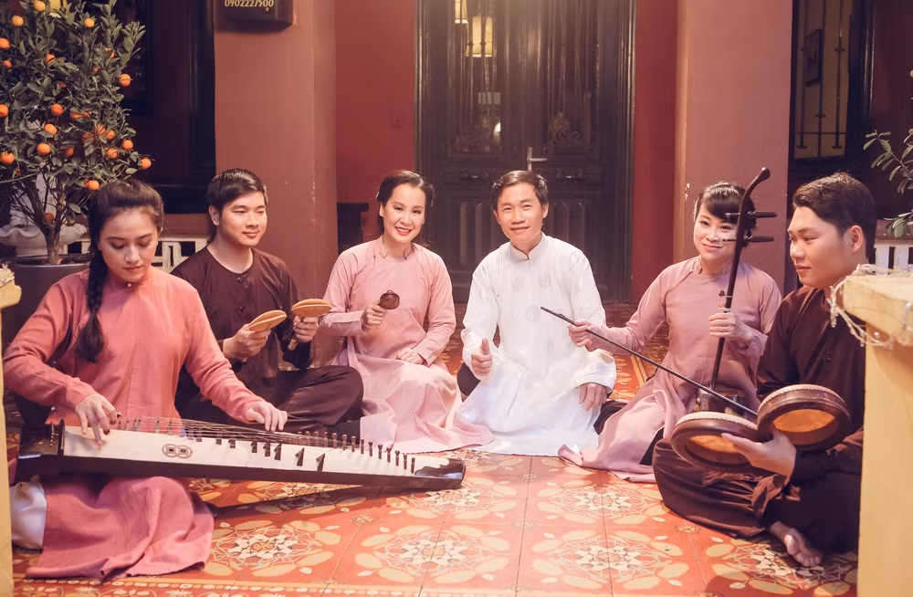 Nhạc sĩ, nhà nghiên cứu Nguyễn Quang Long (áo trắng).