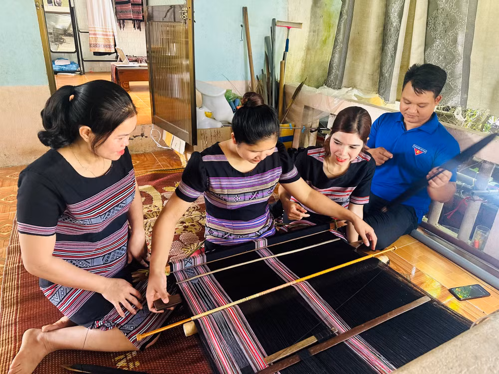 Vợ chồng đảng viên trẻ Phạm Xuân Hậu và Phạm Thị Sung (xã Ba Thành, huyện Ba Tơ) hỗ trợ, kết nối bà con phát triển sản phẩm thổ cẩm Làng Teng.