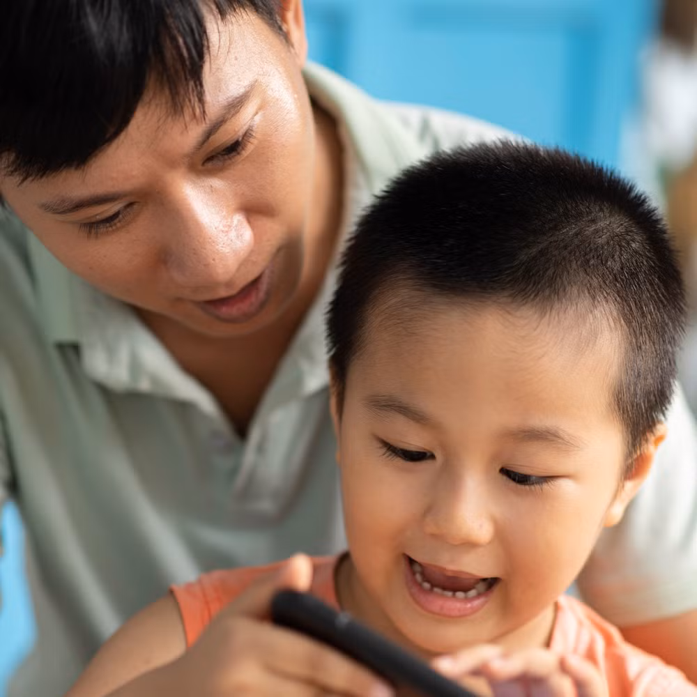 Nhiều cha mẹ đang loay hoay tìm các lớp học trực tuyến để hiểu và đồng hành cùng con tốt hơn. Ảnh: UNICEF