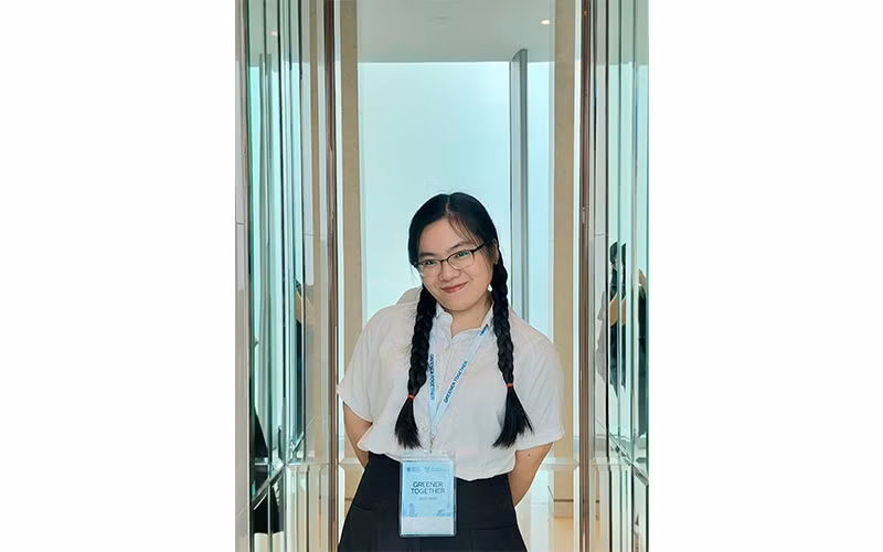 Bùi Mẫn Nghi vinh dự tham gia Hội nghị cấp cao dành cho thanh niên về Chuyển dịch năng lượng tại Abu Dhabi tháng 11/2023. Giải nhất phần thi Tranh biện trong Chương trình Green Youth Labs 2023, Top 30 phần thi "Sáng kiến thanh niên về chuyển dịch năng lượng" cũng trong Chương trình này do Bộ Môi trường, Bảo tồn thiên nhiên và An toàn hạt nhân và Bộ Kinh tế và Hành động khí hậu CHLB Đức hỗ trợ. Bùi Mẫn Nghi vinh dự tham gia Hội nghị cấp cao dành cho thanh niên về Chuyển dịch năng lượng tại Abu Dhabi tháng 11/2023. Giải nhất phần thi Tranh biện trong Chương trình Green Youth Labs 2023, Top 30 phần thi "Sáng kiến thanh niên về chuyển dịch năng lượng" cũng trong Chương trình này do Bộ Môi trường, Bảo tồn thiên nhiên và An toàn hạt nhân và Bộ Kinh tế và Hành động khí hậu CHLB Đức hỗ trợ.