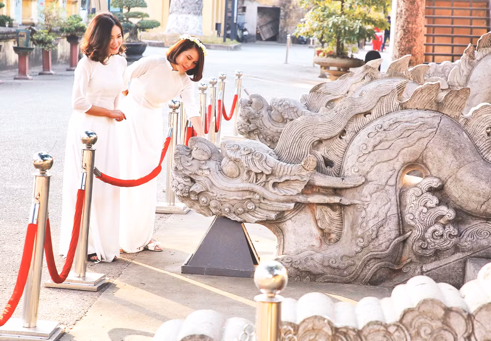 Giới trẻ chiêm ngưỡng bảo vật quốc gia.