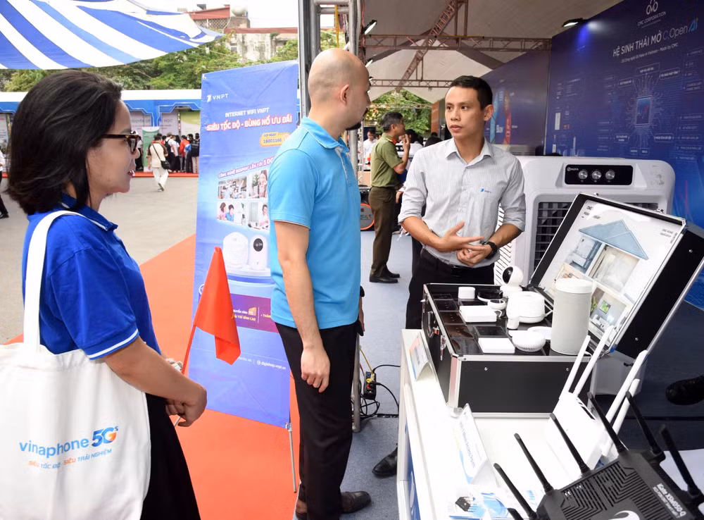 Với những sản phẩm chuyển đổi số như: Hệ thống một cửa liên thông, hệ thống nền tảng tích hợp và chia sẻ dữ liệu, hệ thống quản trị công chức viên chức…, Tập đoàn Bưu chính viễn thông Việt Nam đã góp phần lớn trong hành trình đổi mới sáng tạo, chuyển đổi số quốc gia.