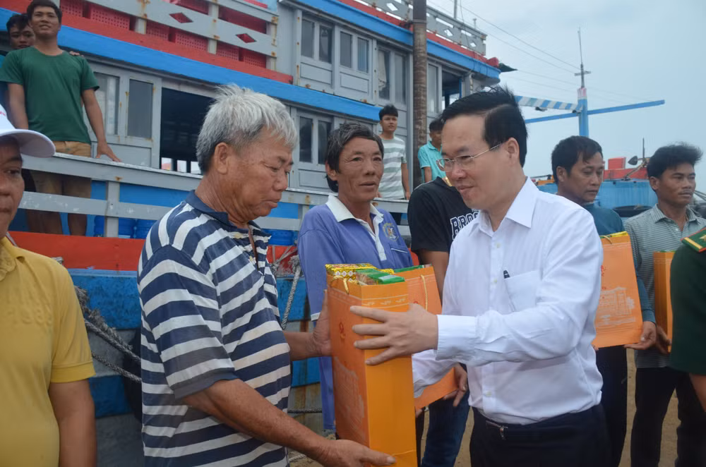 Chủ tịch nước Võ Văn Thưởng thăm hỏi, tặng quà các ngư dân tại Cảng Phú Quý. (Ảnh: ĐÌNH CHÂU)