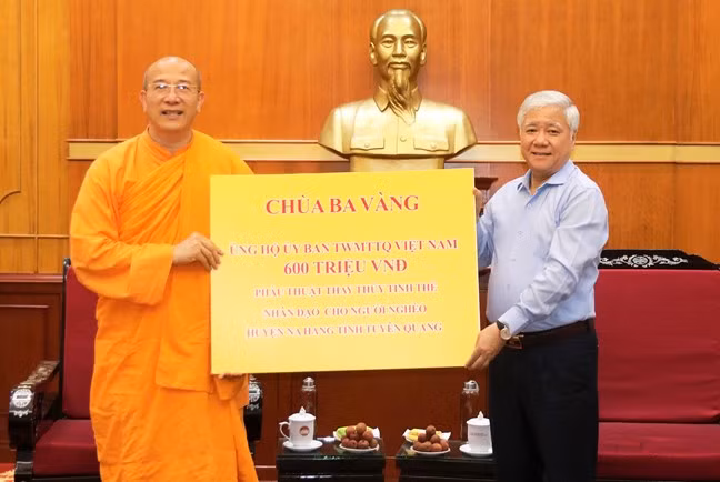 Chủ tịch Ủy ban Trung ương Mặt trận Tổ quốc Việt Nam tiếp nhận ủng hộ phẫu thuật thay thủy tinh thể nhân đạo cho người nghèo. (Ảnh: ĐẠT HƯƠNG)