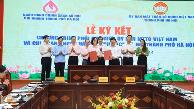 Quang cảnh lễ ký kết chương trình phối hợp giữa Ủy ban Mặt trận Tổ quốc Việt Nam thành phố Hà Nội và Chi nhánh Ngân hàng Chính sách xã hội thành phố Hà Nội. (Ảnh: NGUYỄN PHƯỢNG)