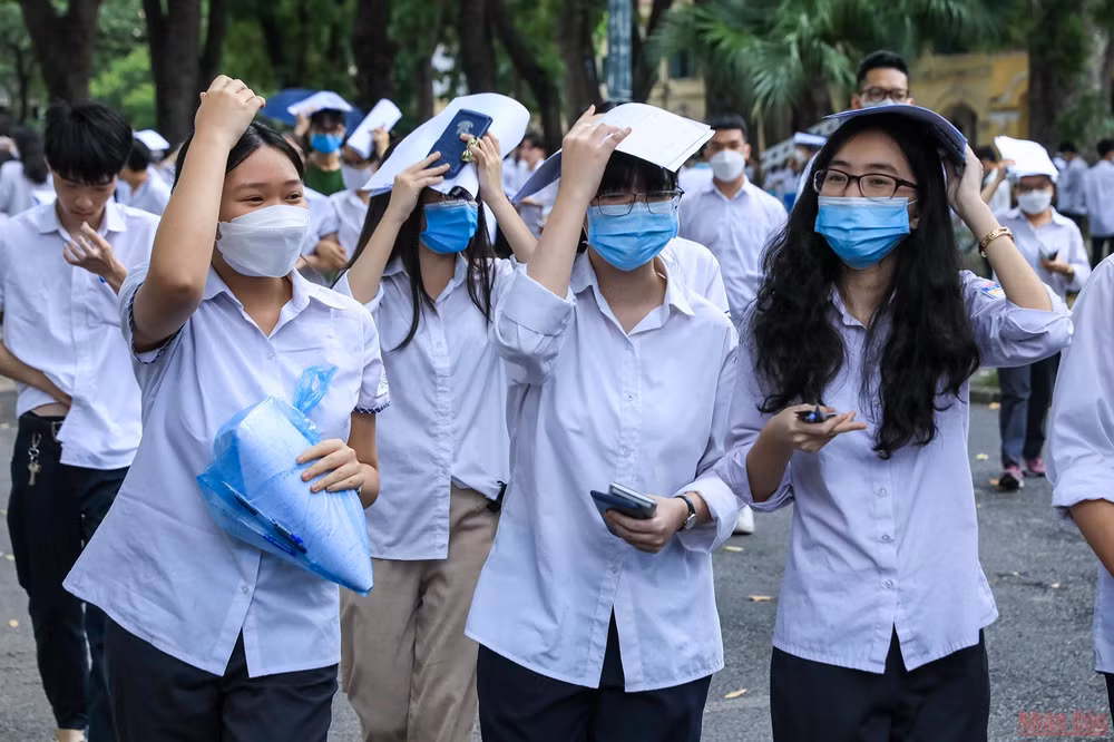 Phụ huynh đội mưa chờ đón sĩ tử “vượt vũ môn” trong ngày thi đầu tiên -0